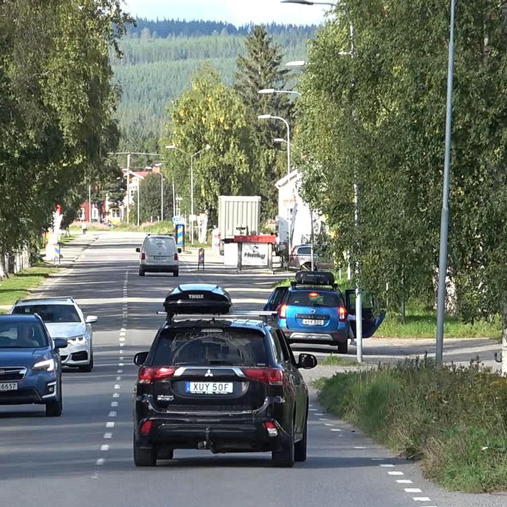 bilar kör stora vägen genom centrala Vemdalen, vägskylt som varnar för skola och en 50-skylt