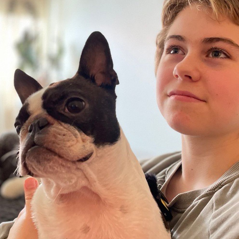 Ronja Stevelind sitter och håller sin assistanshund Baba