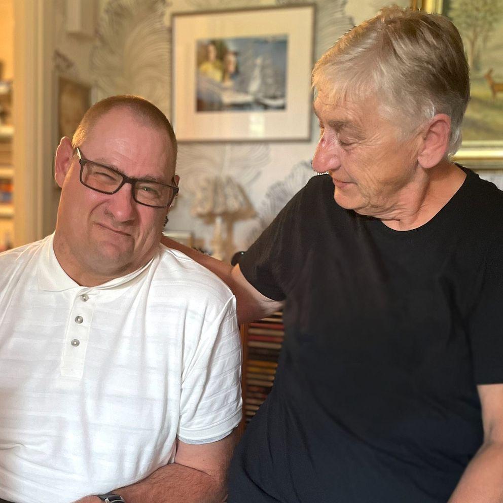 Funktionsvarierade Martin Daniel Ohlin och hans mamma Stephanie Ohlin Persson kunde inte ta sig hem till Perstorp när tågen stod stilla.