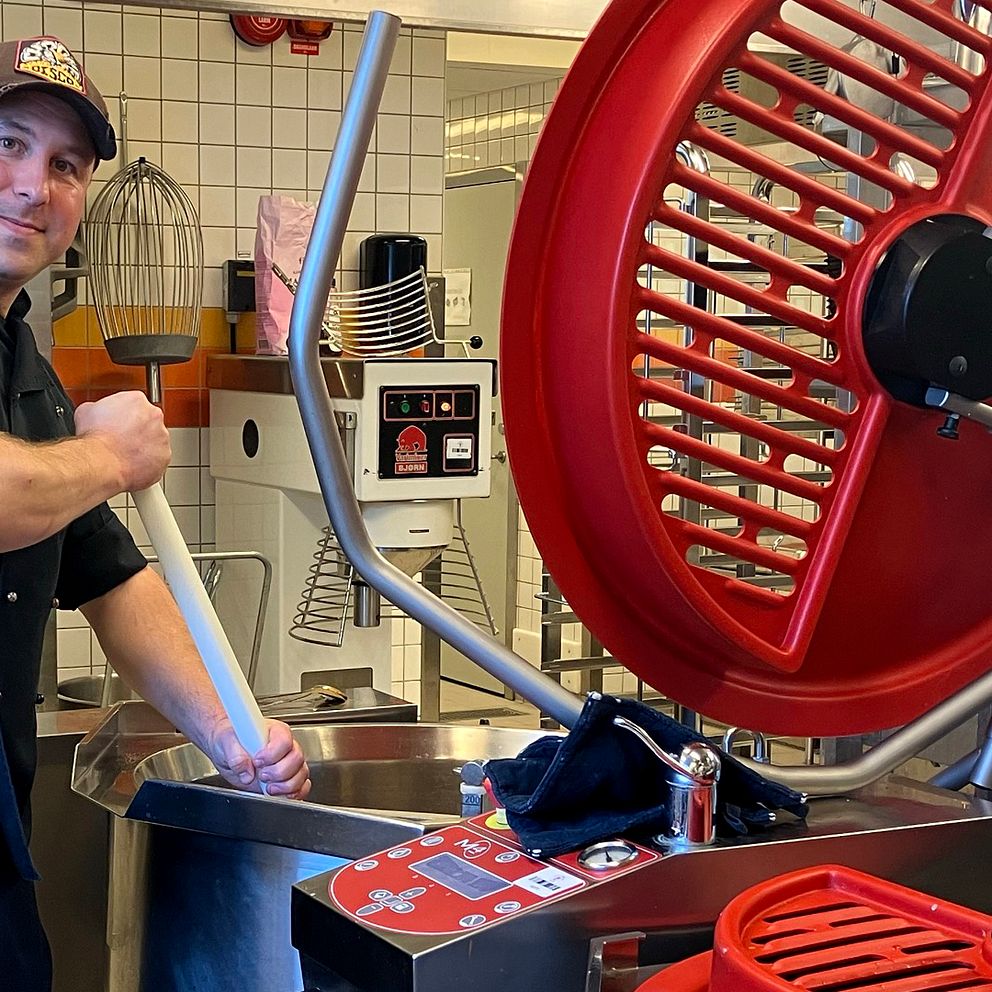 Kocken Stefan Olsson rör i en gryta i köket på Hallenskolan i Mölndal
