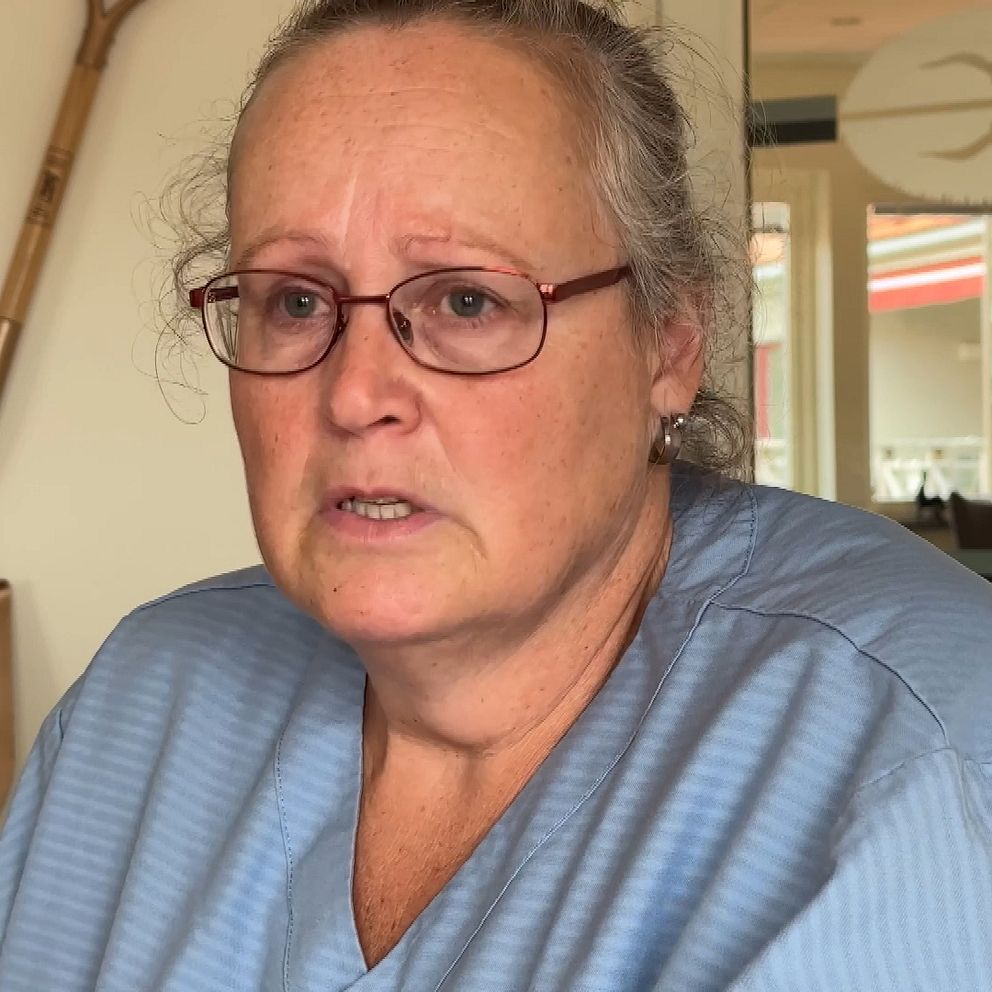 En bild på Cecilia Mård som intervjuas. Hon har grått hår och glasögon.