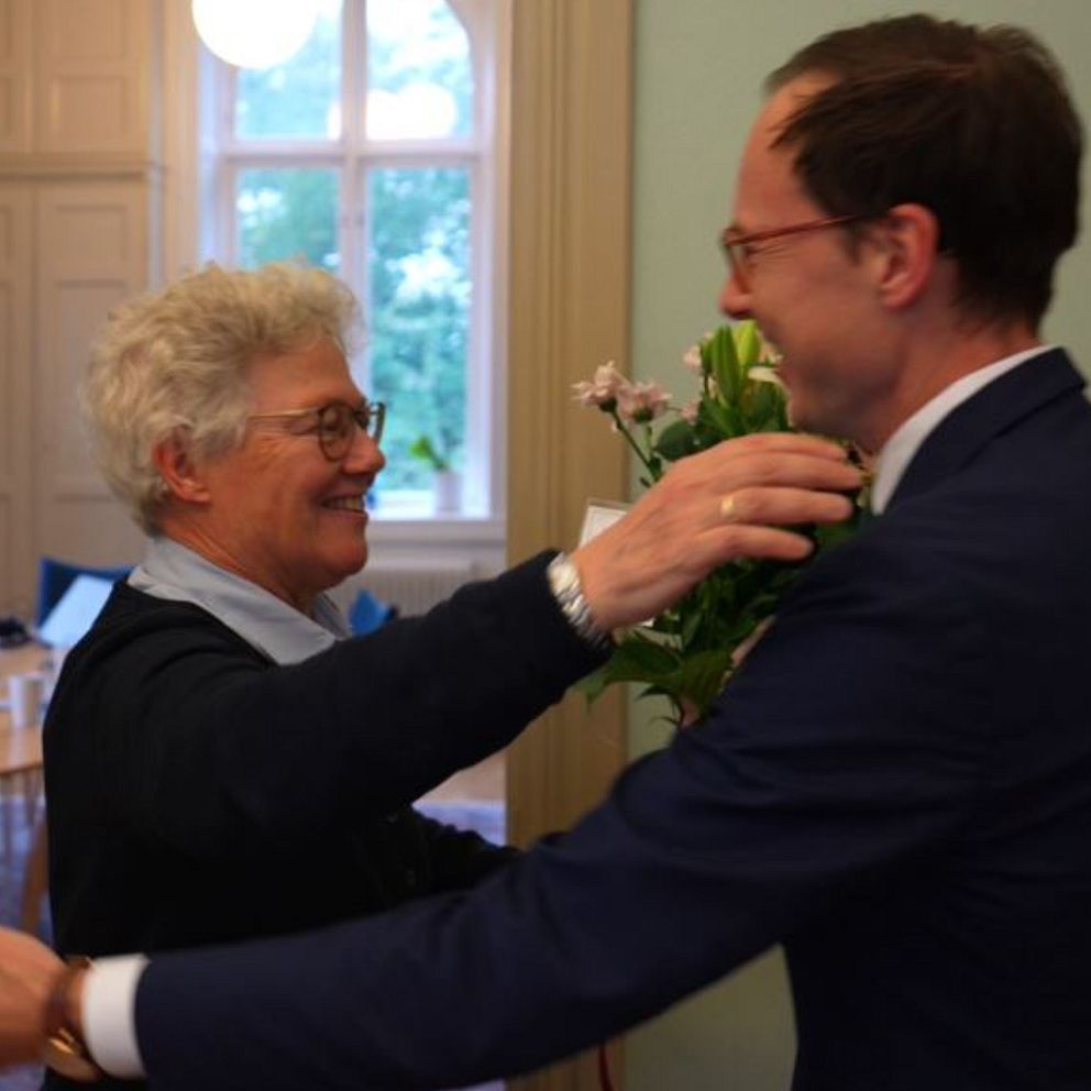 Utbildningsminister Mats Persson kramar om nobelpristagaren i fysik Anne L'Huillier.