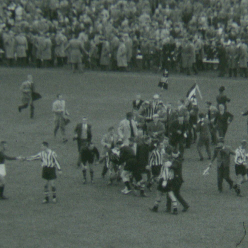 Landskrona BoIS supportrar stormar planen 1959