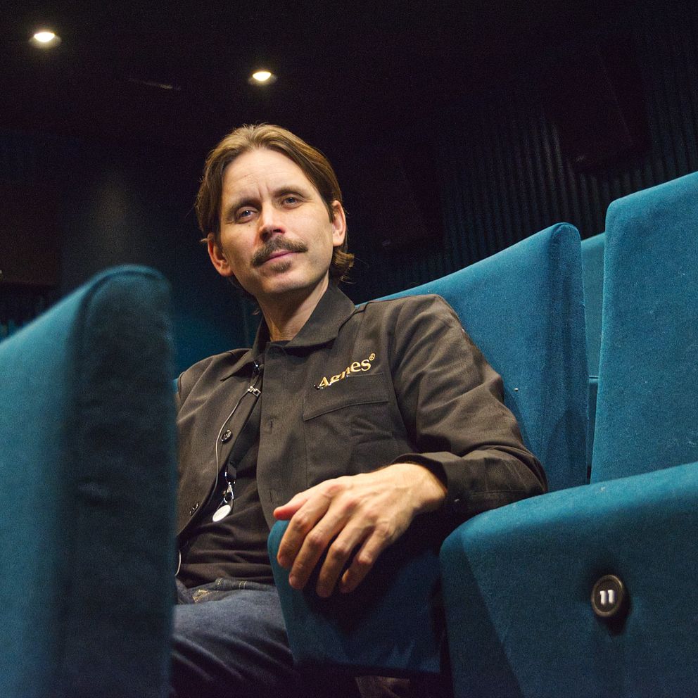 Martin Svedén sitter i biofåtölj i Bio 7:ans biograf.