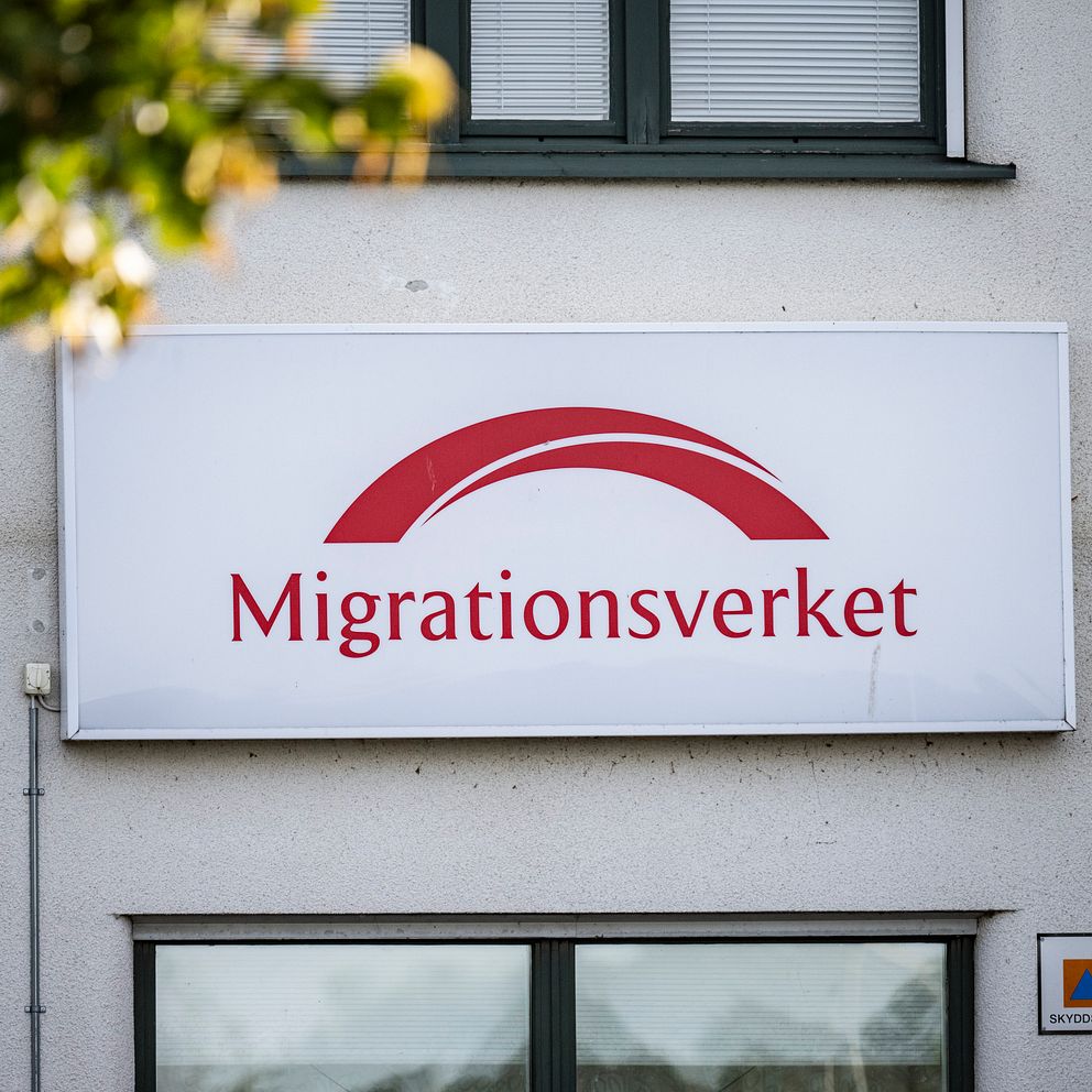 Skylt med Migrationsverket på en byggnad i Malmö.