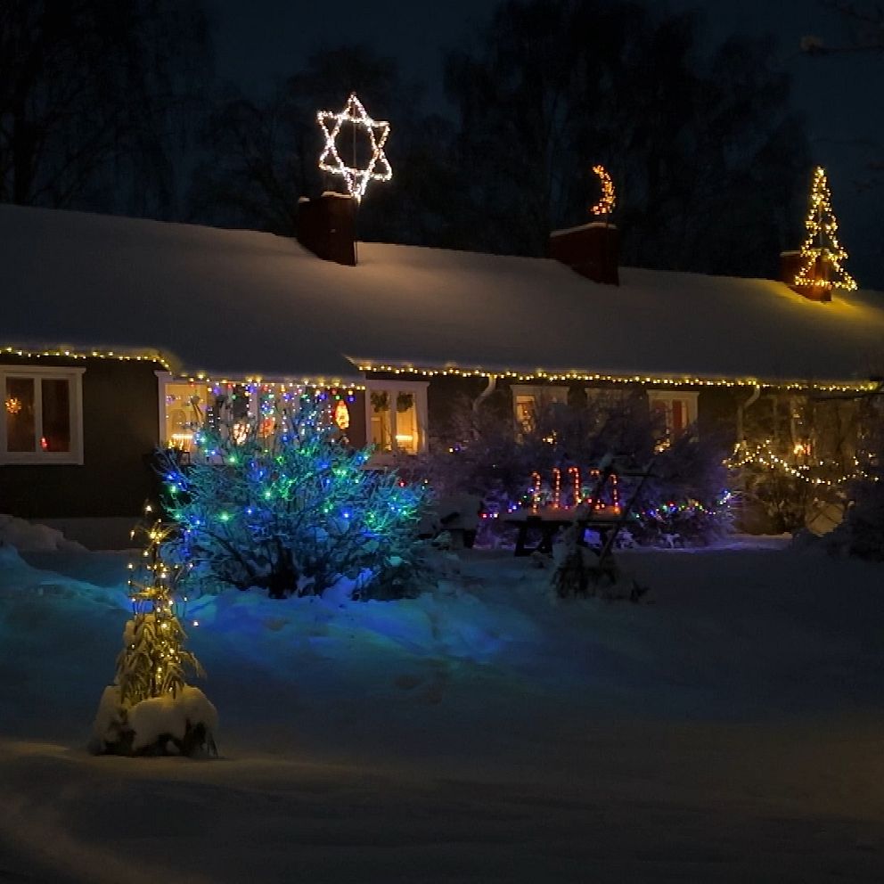 Jultokiga paret i Sollefteå har skapat egen julby på gården | SVT Nyheter