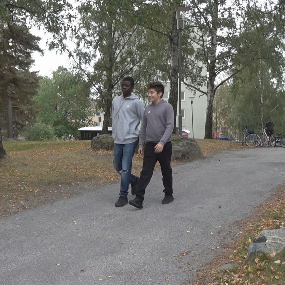 Två unga pojkar går på en stig