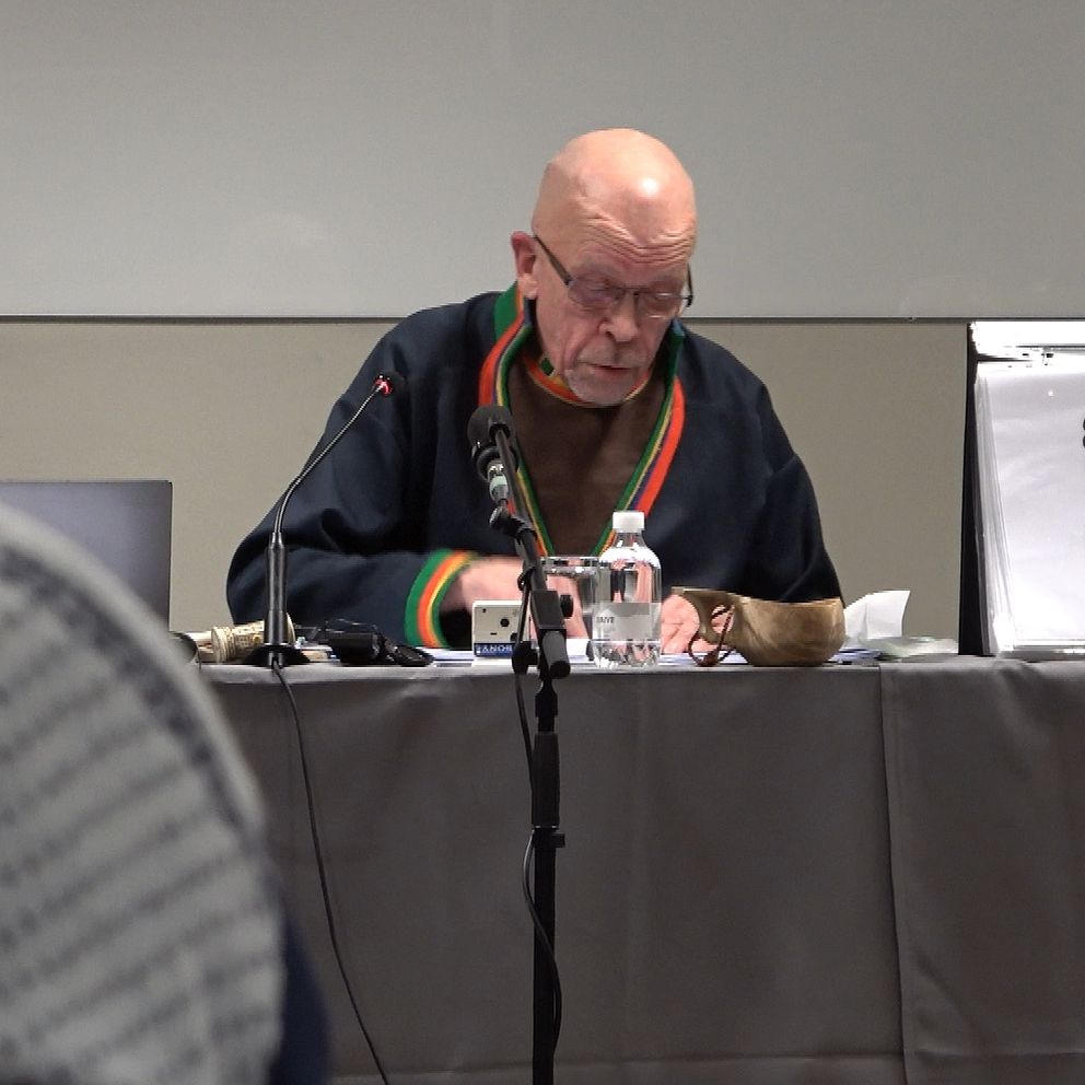 Stefan Mikaelsson sitter vid Sametingets presidium under ett möte.