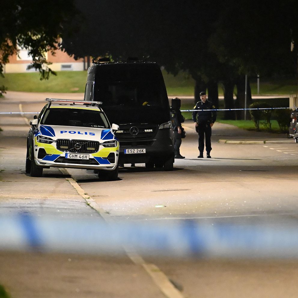 Polisbilar och avspärrningar vid lägenhetshus efter explosion i Linköping.