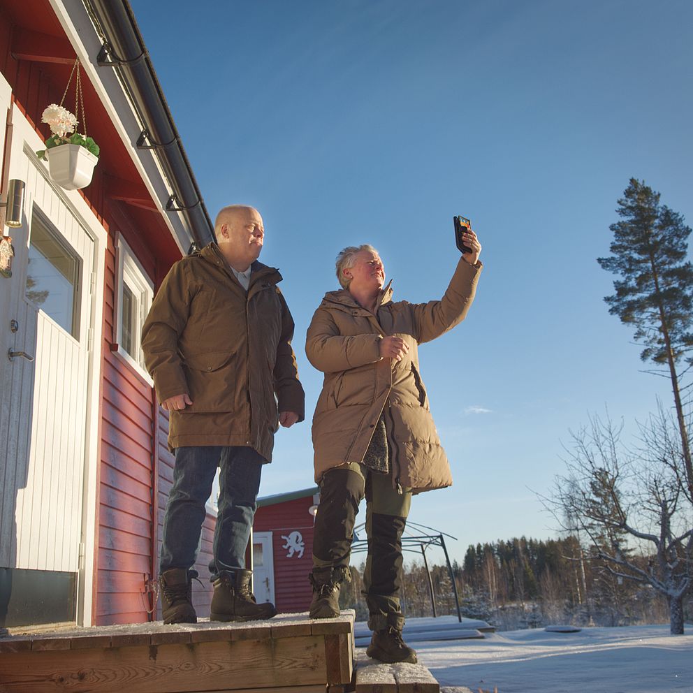 Stefan och Linda i Ryggesbo sträcker upp mobilen mot himlen för att försöka hitta täckning.