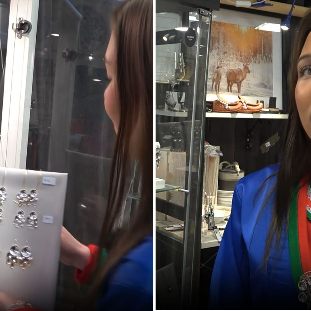 Bilden är delad i två sektioner. Den vänstra sektionen visar en person klädd i kolt som håller i en display med smycken i en glasmonter. Den andra visar ett porträtt. I bakgrunden finns fler smycken och en tavla med en ren.