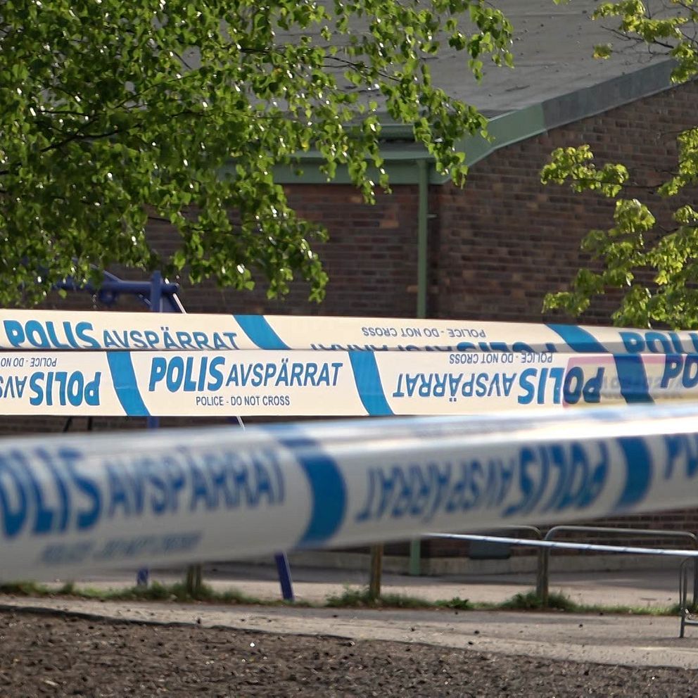 Avspärrningar vid en fotbollsplan i Sandviken