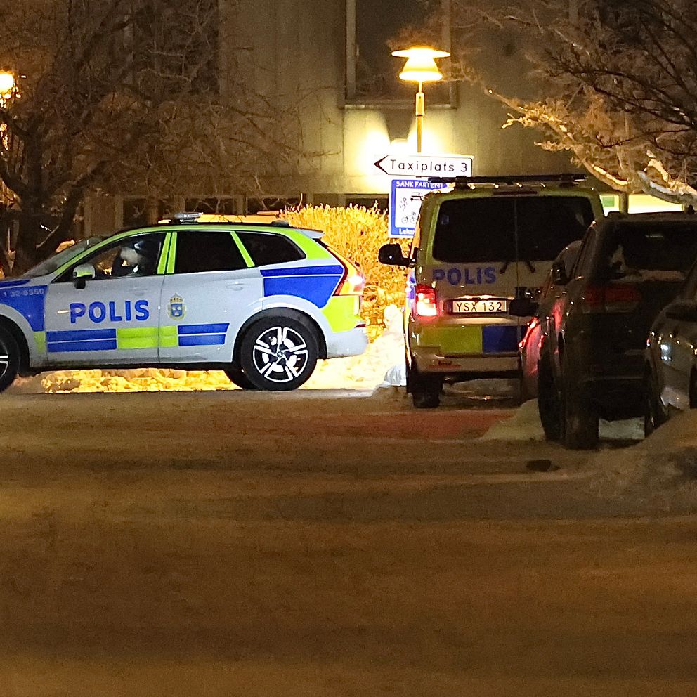 Polis på plats i Årsta efter mord på 55-årig kvinna.