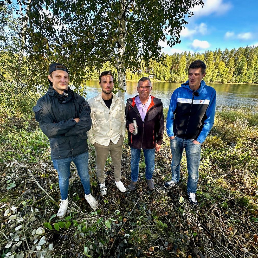 Fyra män vid en älv