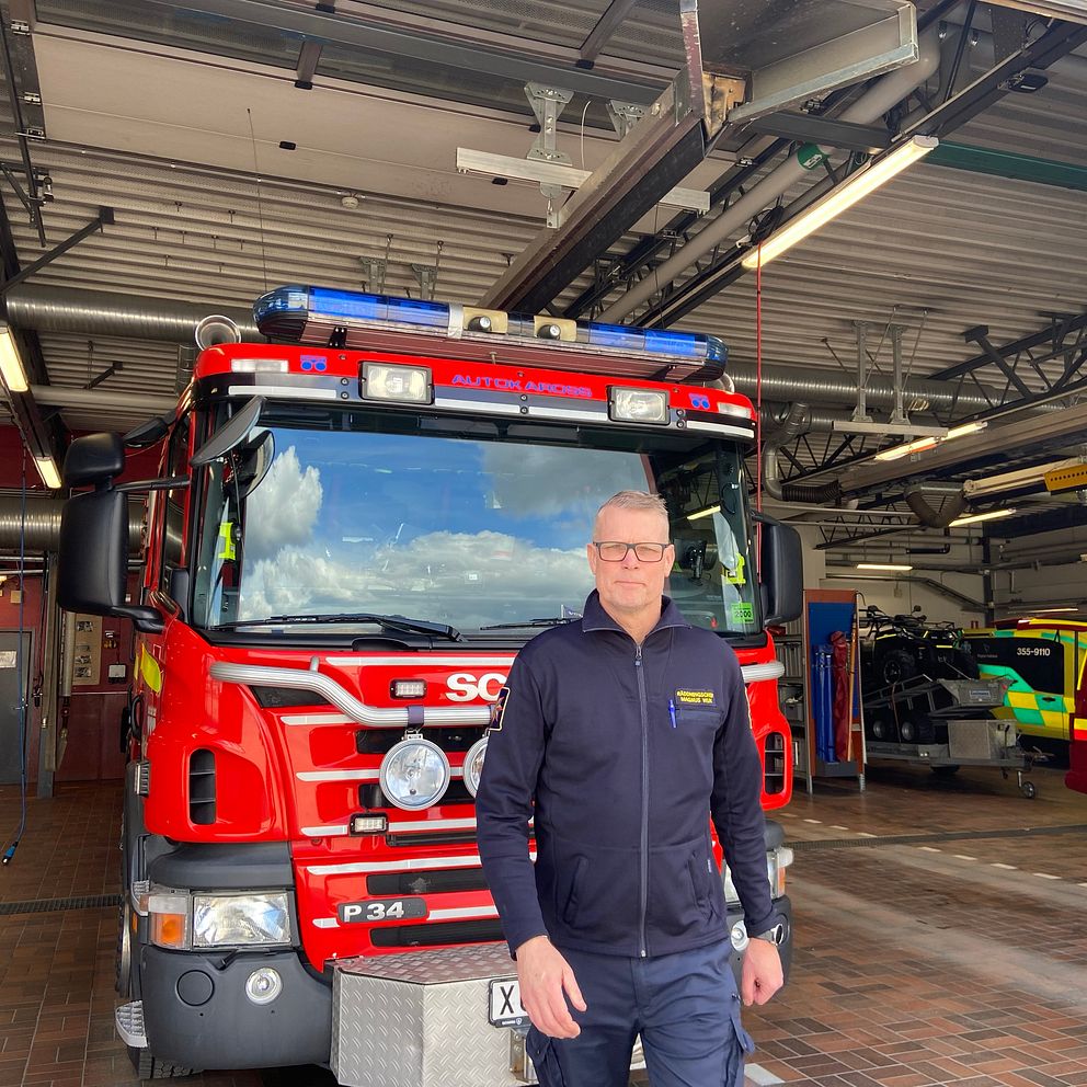 Räddningschef Magnus Wijk framför en brandbil på brandstationen i Halmstad.
