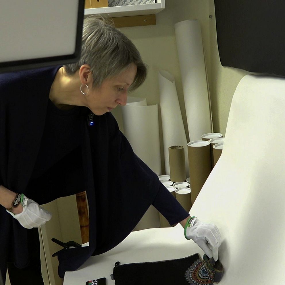 Malin Brännström på Silvermuseet i Arjeplog visar hur föremålen på museet digitaliseras.