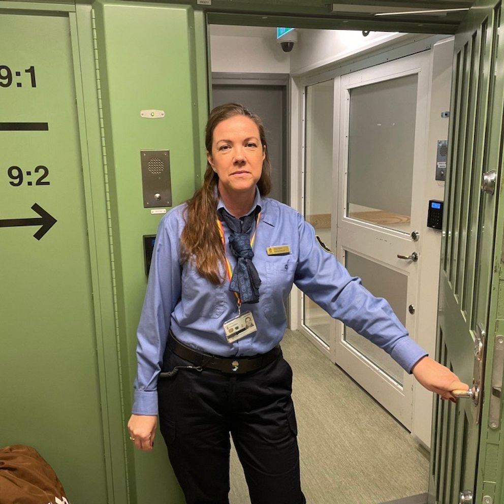 Häkteschefen Anna Fromm på Kronoberg säger att ett 50-tal barn mellan 15 och 17 år sitter på länets tre säkerhetshäkten.