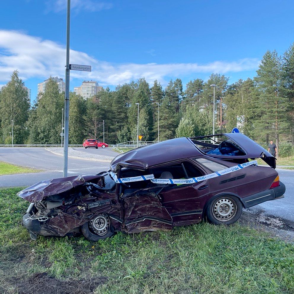 Bild på bilen som voltat i Luleå.