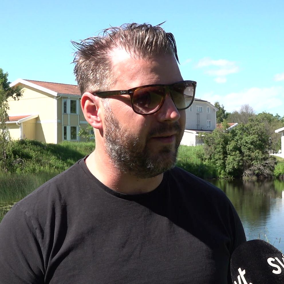 Erik Abrahamsson i Njurunda intervjuas intill Stångån