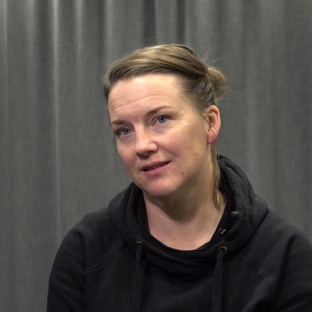 Maria Ulriksson är den som leder övningarna i dansprojektet ”Omsorger”