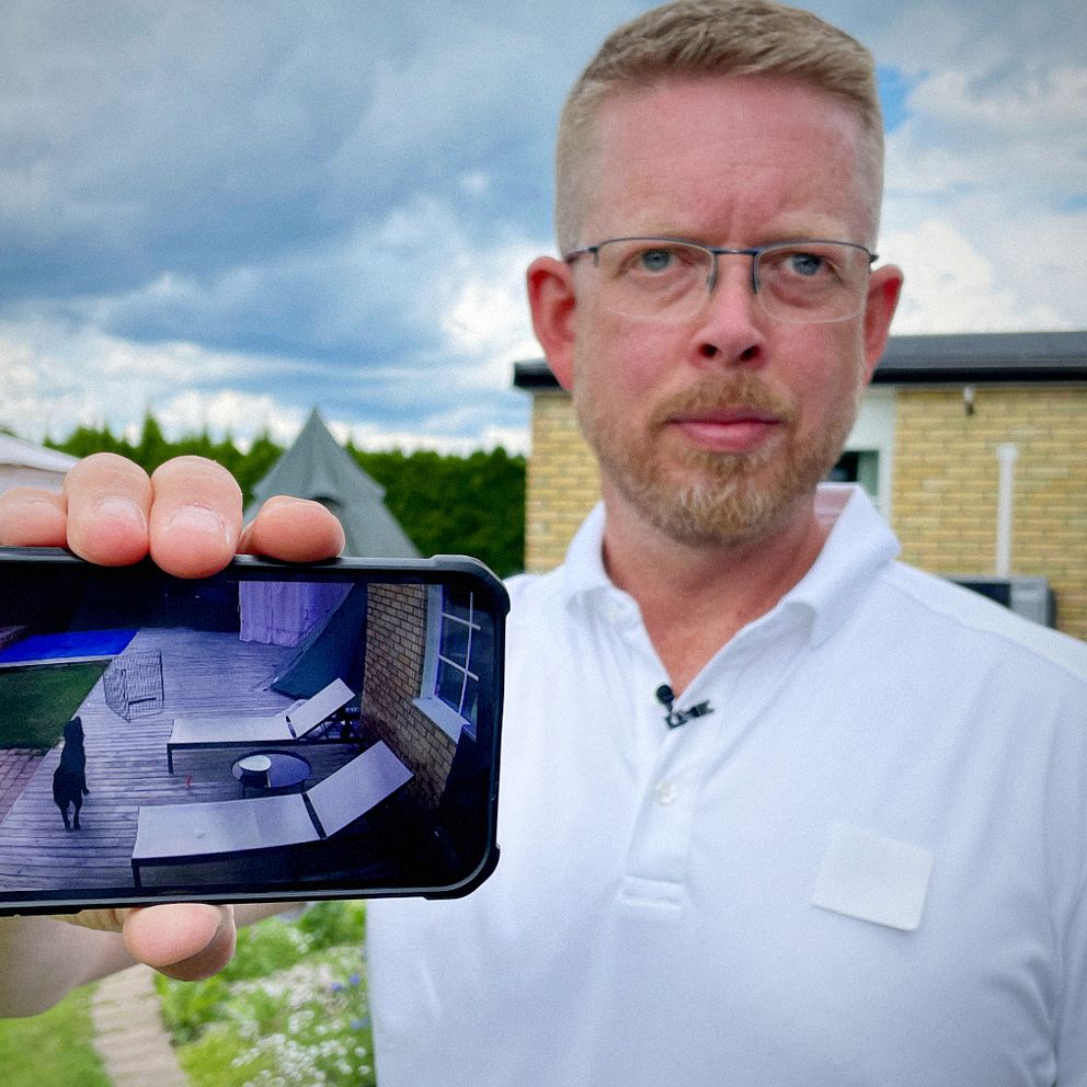 man som håller i mobil