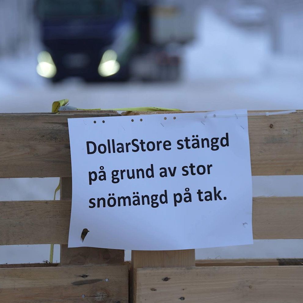 trätrall med en lapp på där det står att Dollarstore är stängt