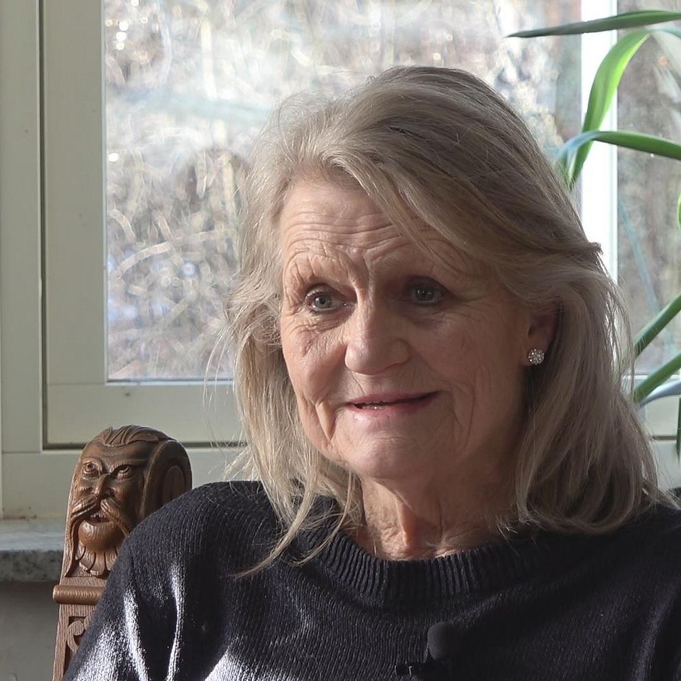 Ulrica Palmquist sitter i sitt vardagrsum med solen i ansiktet.