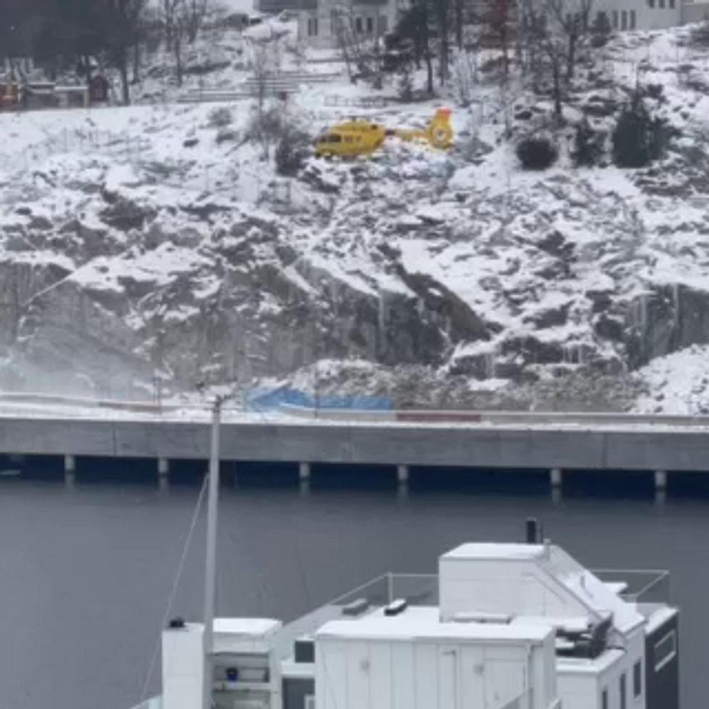 Ambulanshelikopter lyfter i Nacka efter en arbetsplatsolycka.