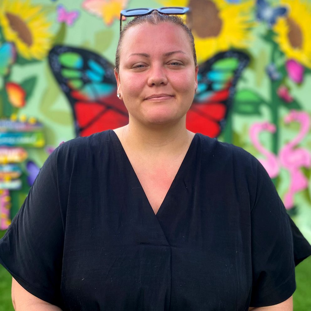 Julia Lindström står på Sommartorg i Kungsbacka kommun.