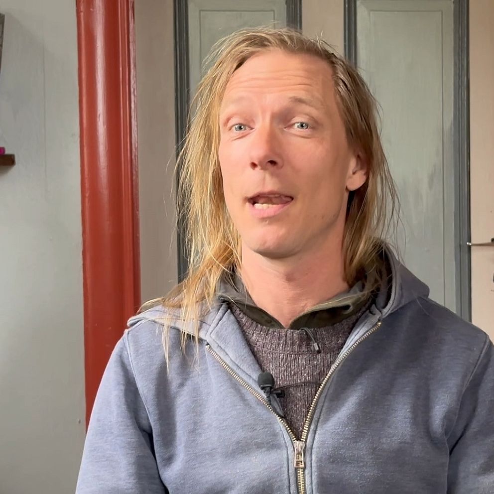 Lars Ingar Lundin inne på ett rum i kollektivet Ljusbacken