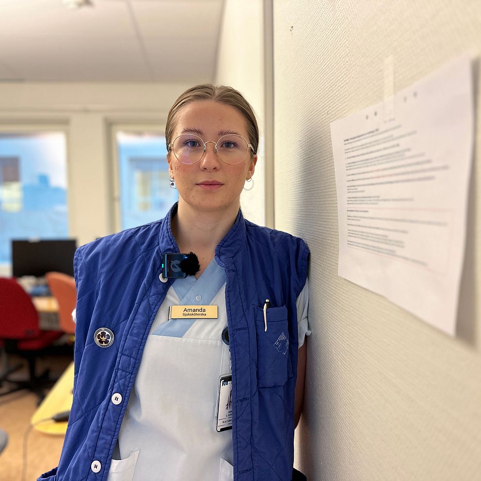 Sjuksköterskan Amanda Ljungberg i Umeå står vid en lapp med kriterierna för sommarbonusar 2024