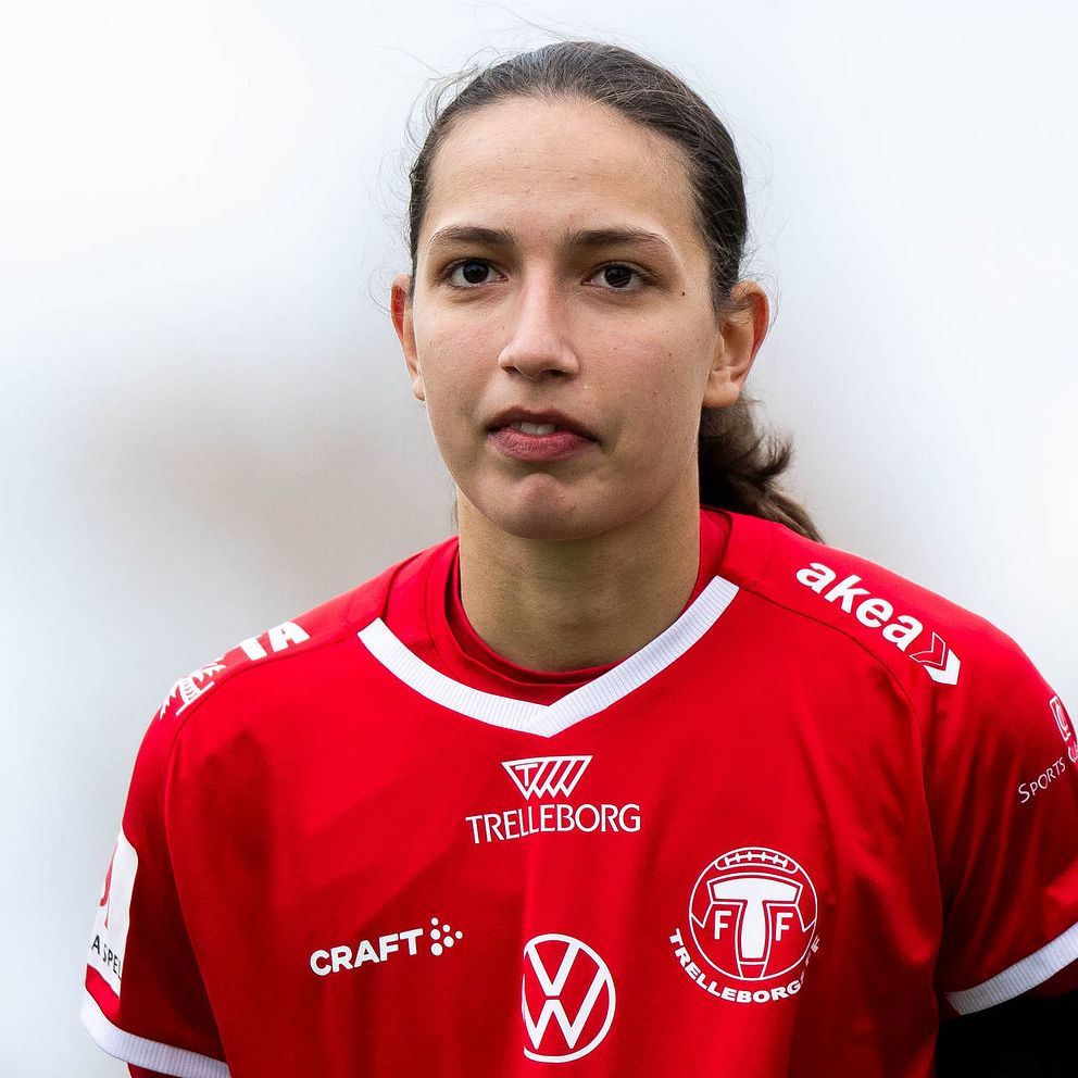 Trelleborgsmålvakten Somea Polozen i röda Trelleborgs FF-kläder under en match.