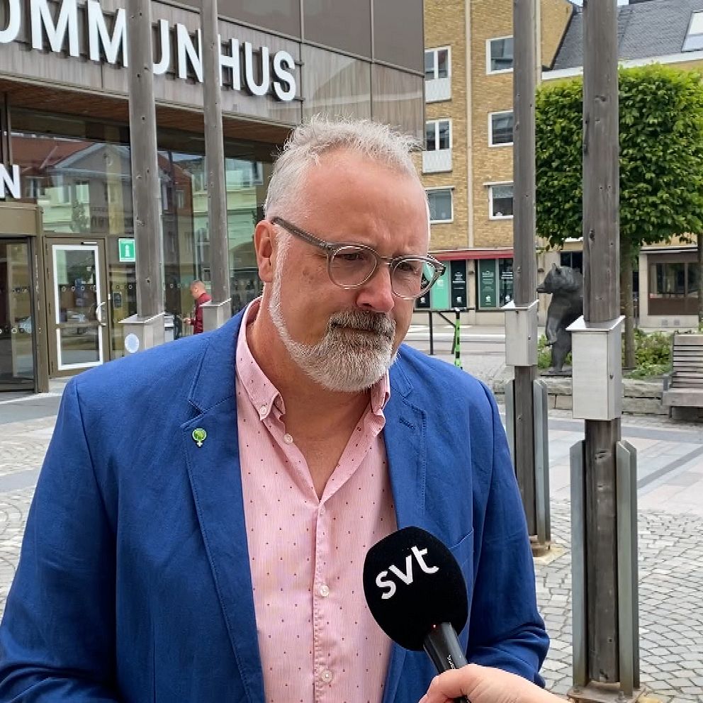 Politiker framför Växjö kommunhus