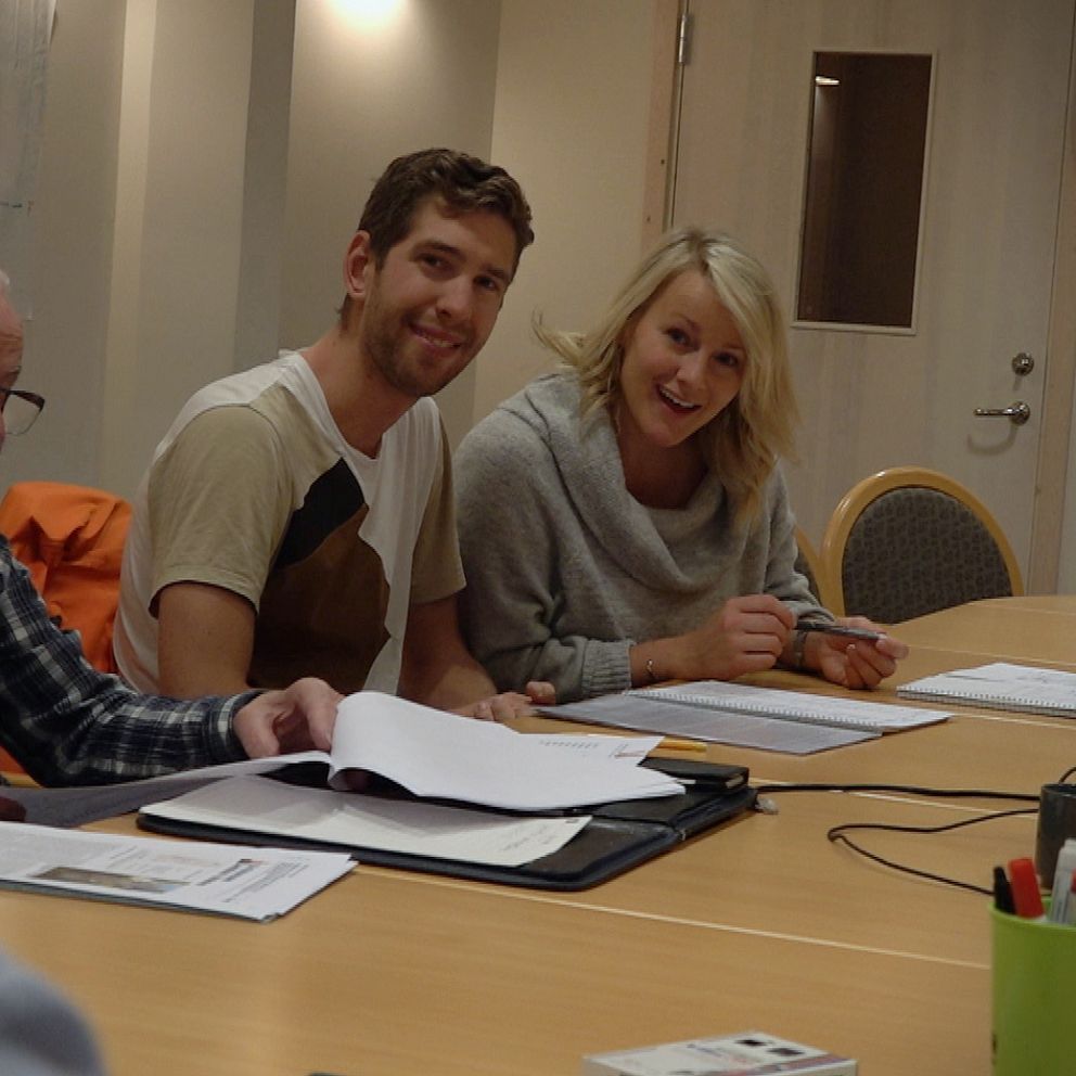 Tore Johansson och Fanny Jonsson, sitter vid ett bord och studerar jamska på Folkuniversitetet i Östersund