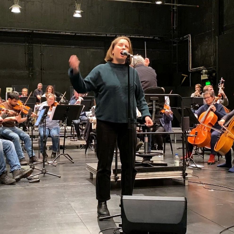 en orkester och solisten Karolina Nordman