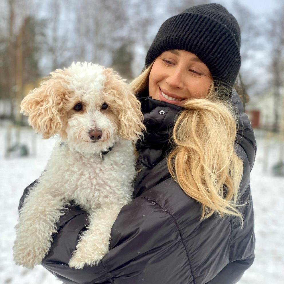 Tjej med hund i snön