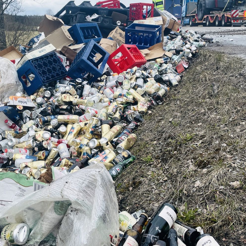 Olycka, släp i diket med öl