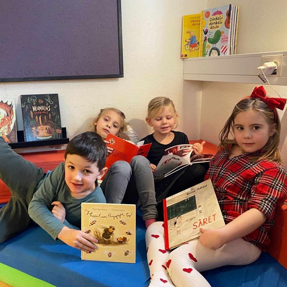 Simon Hellberg, Minou Eriksson, Annabell Magnusson och Bonnie Skoogh läser på förskolan i Katrineholm,