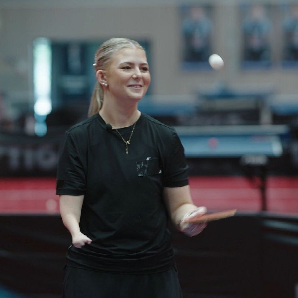Bild på Anja Händén där hon studsar en pingisboll på sitt racket.