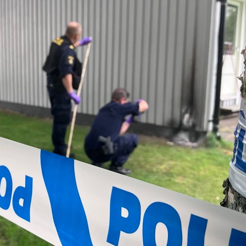 Polisens tekniker undersöker platsen
