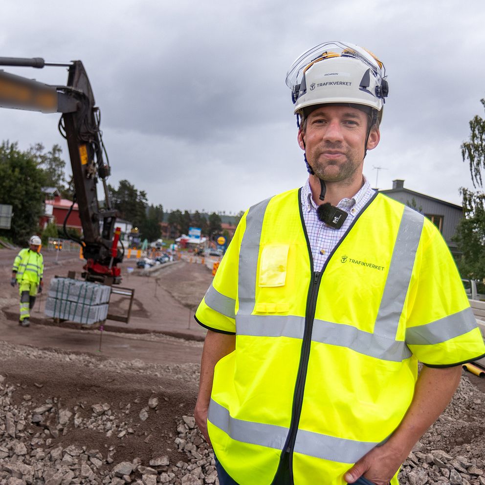 Trafikverkets Mikael Oscarson står framför en grävmaskin.