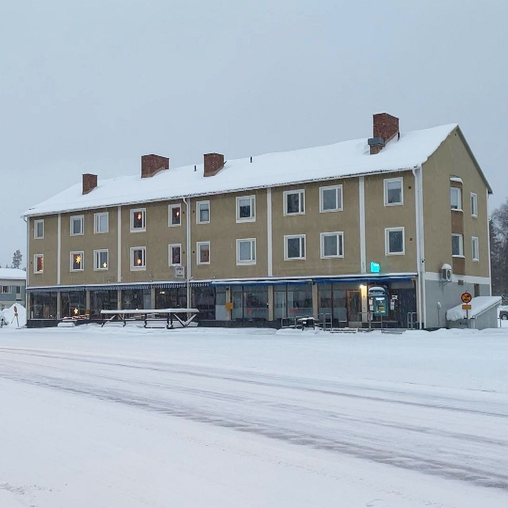 Gult hus längs Storgatan i Hoting