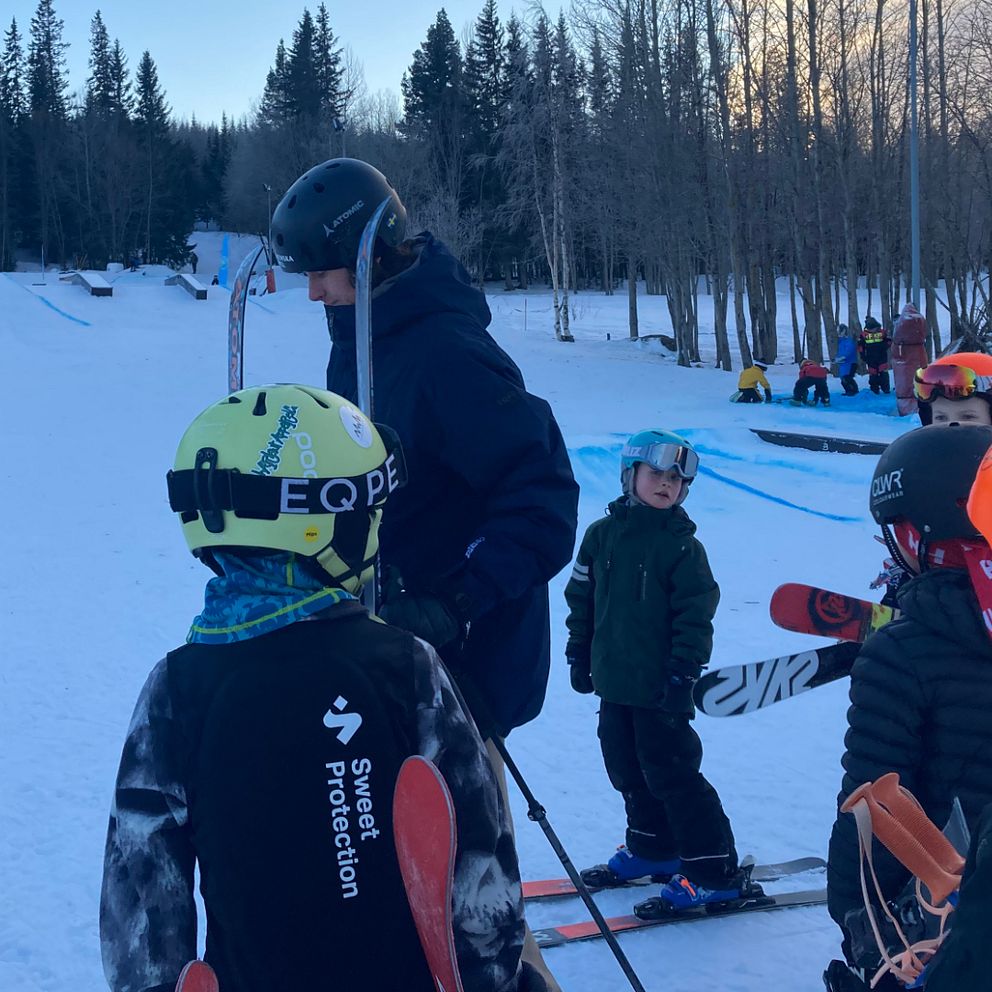 Elever från Böle byskola i sin nya railpark omringar OS-atleten Oliwer Magnusson