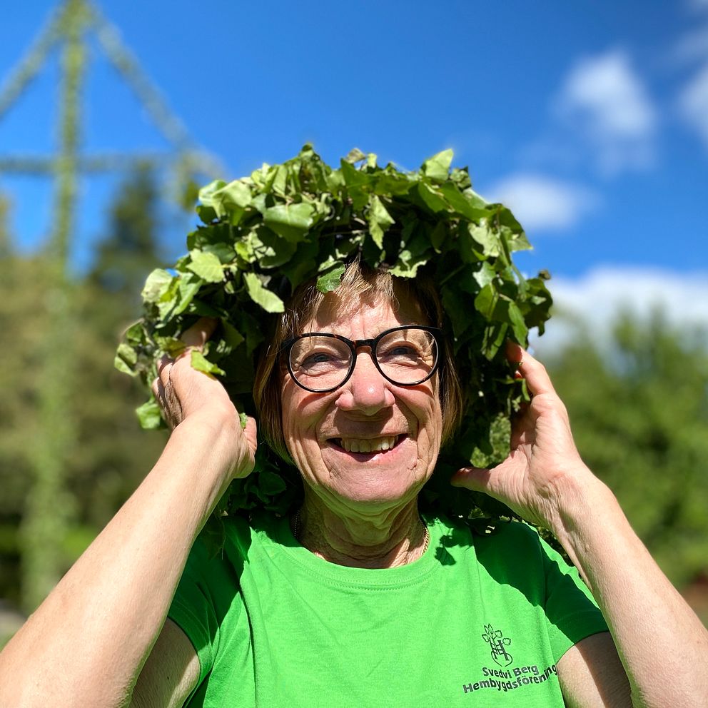 Kvinna med midsommarkrans på huvudet.