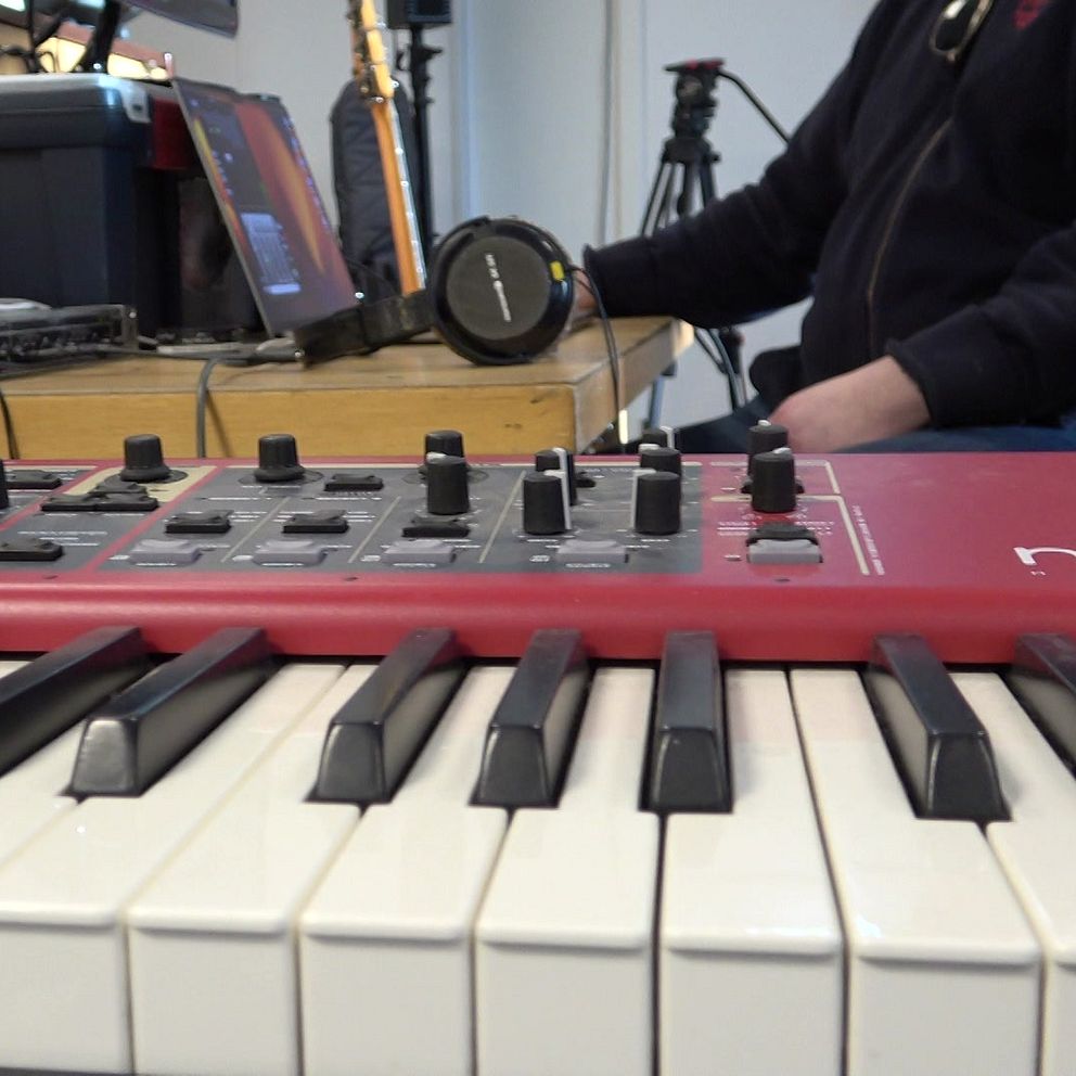 Ungdom på kulturskola som håller på med musik