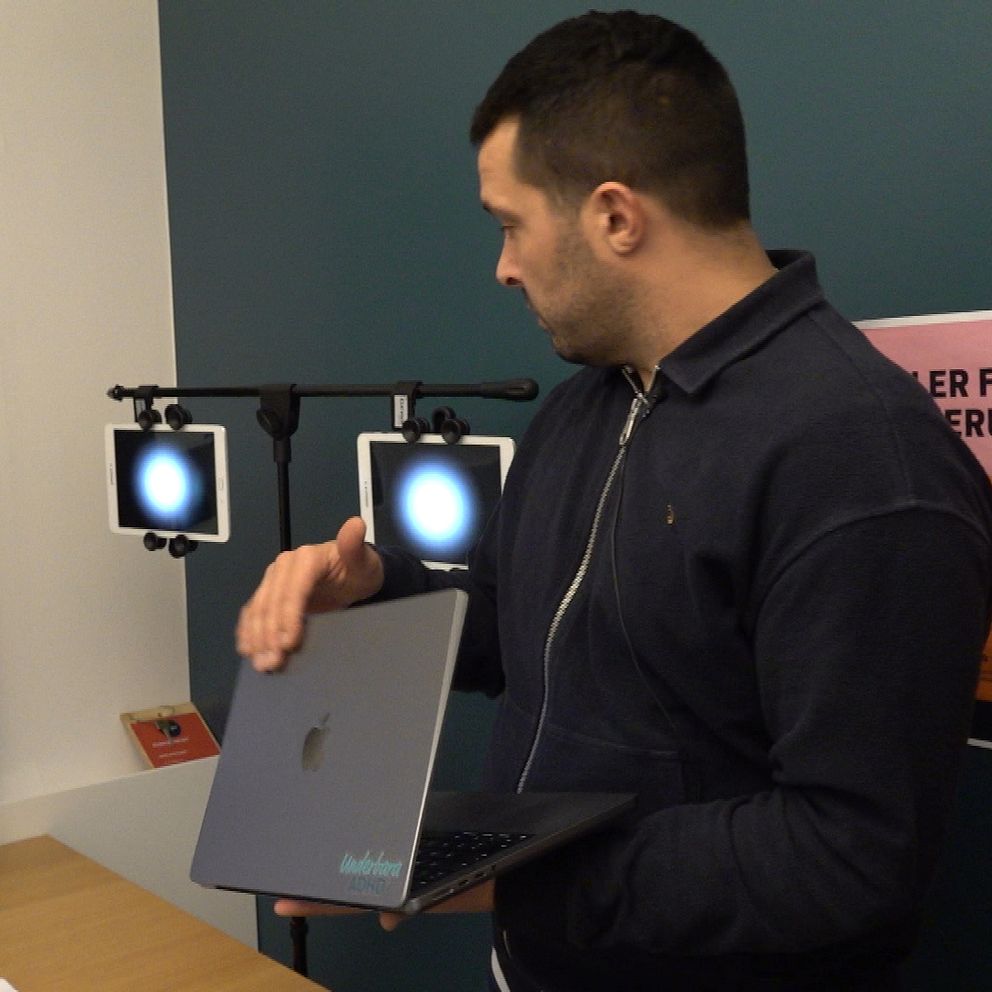 Georgios Karpathakis Jaenson startar flera skärmar med hjälp av en dator.