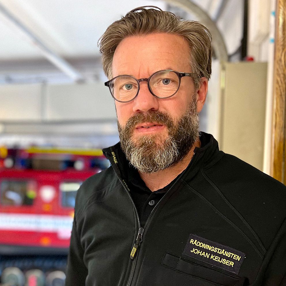 Johan Keijser, tillförordnad räddningschef för räddningstjänsten Medelpad står framför en brandbil