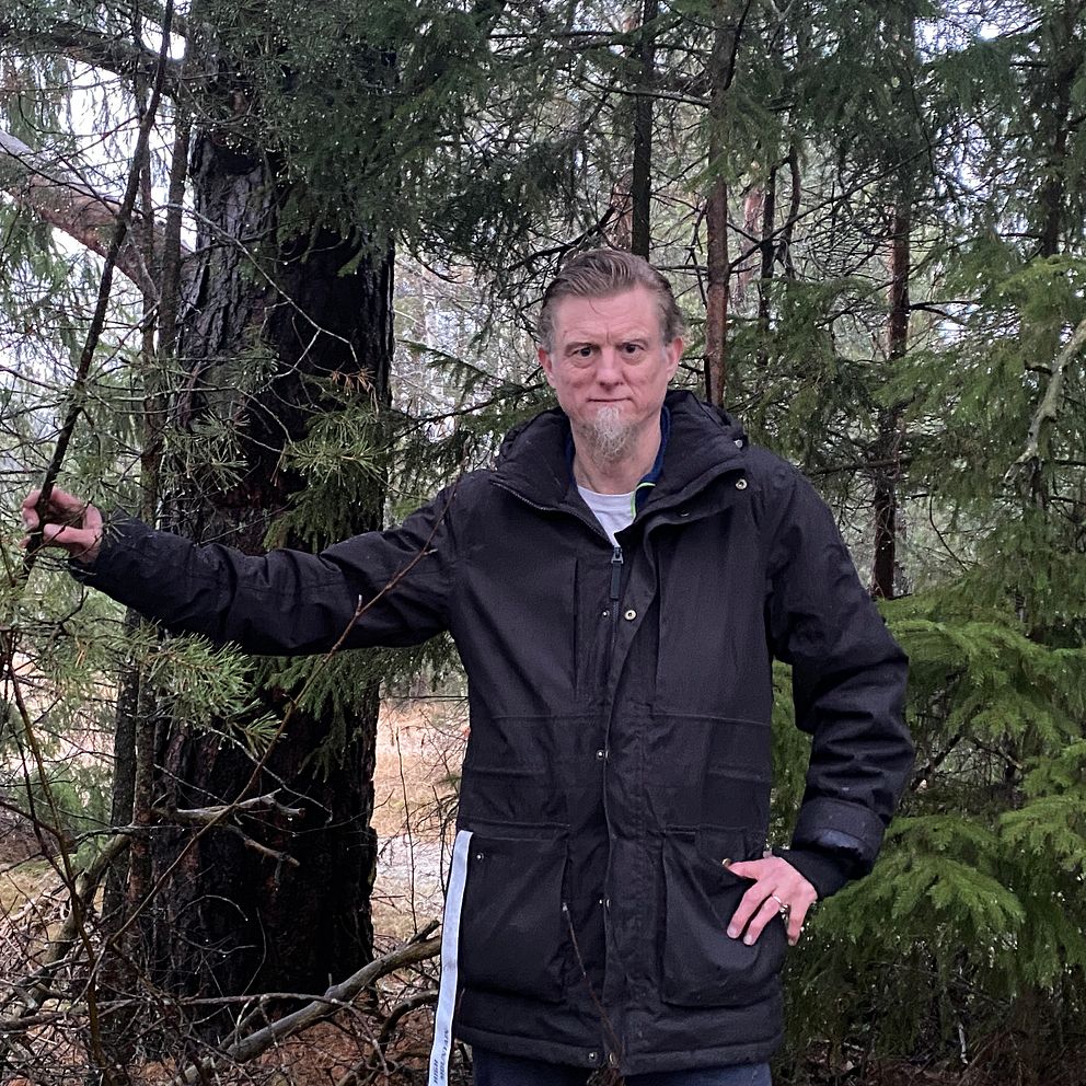 Hobby arkeologen Mats Köbin på ett gravfält söde rom Sala