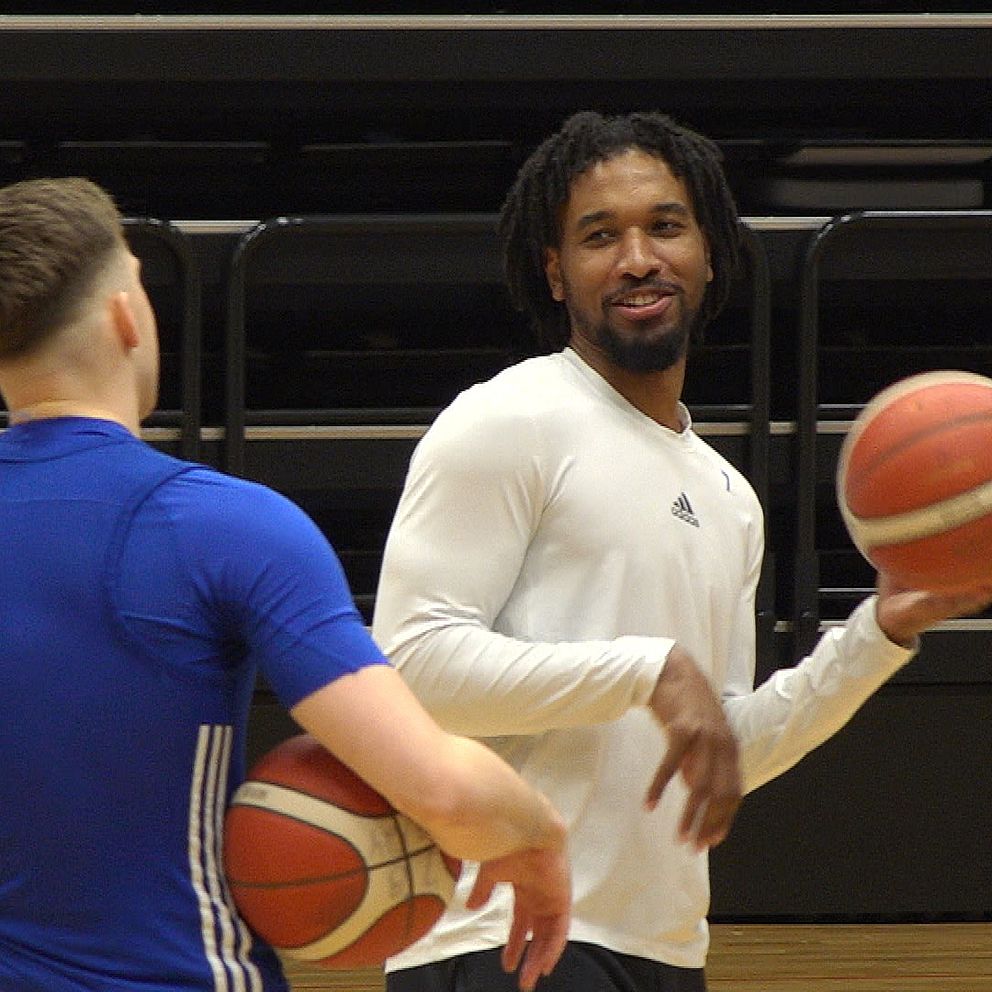 Två spelare i Jämtland basket tränar