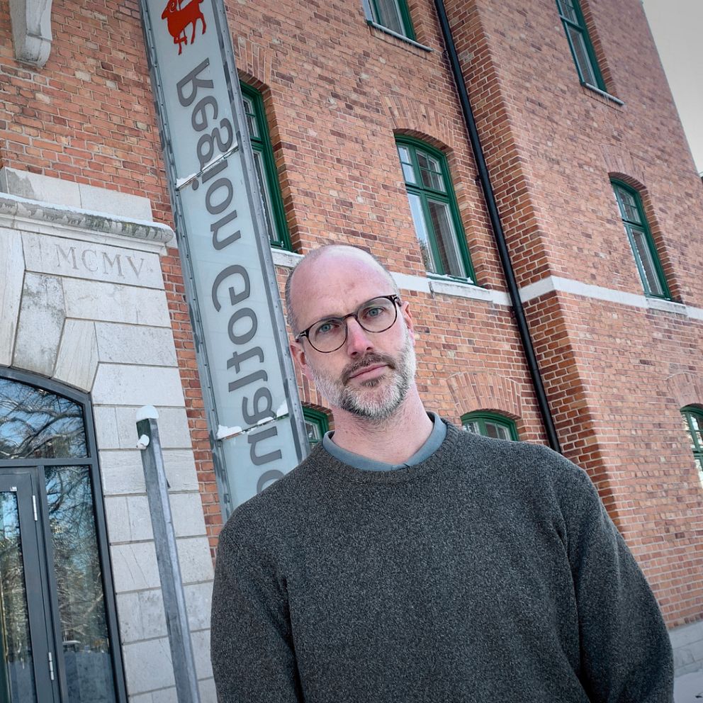 Filip Reinhag står framför rådhuset i Visby